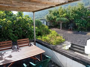 Outdoor dining - Vrbo Property (Santo Amaro)