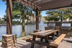 Outdoor dining - Resort 2BR Suite | King Bed, Balcony & 2 Bathrooms (Lake Buena Vista)