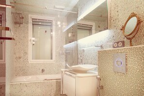 Bathroom - Luxury 1BR 2BA close to place des vosges fully A/C (Paris)