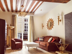 Living area - Luxury 1BR 2BA close to place des vosges fully A/C (Paris)