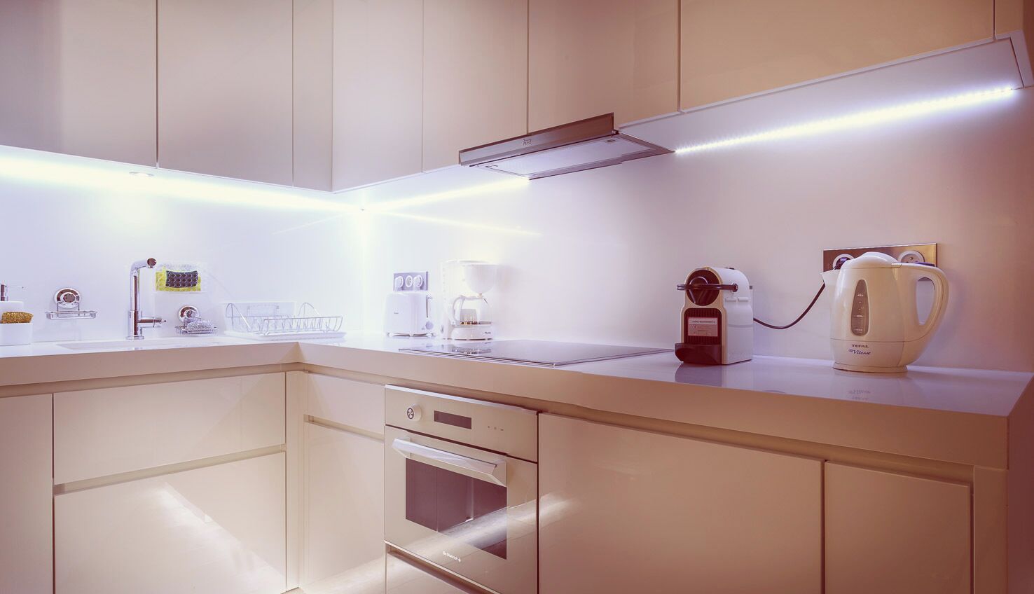 Coffee/tea maker, fridge, microwave, stovetop