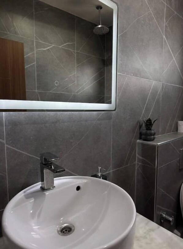 Bathroom - TERRA Suite Apartment • YOFF (Dakar)