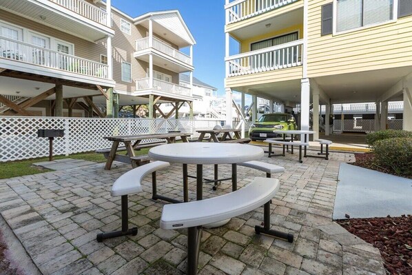 Outdoor dining - Sandy Shores III beach Resort 2BR's (Murrells Inlet)