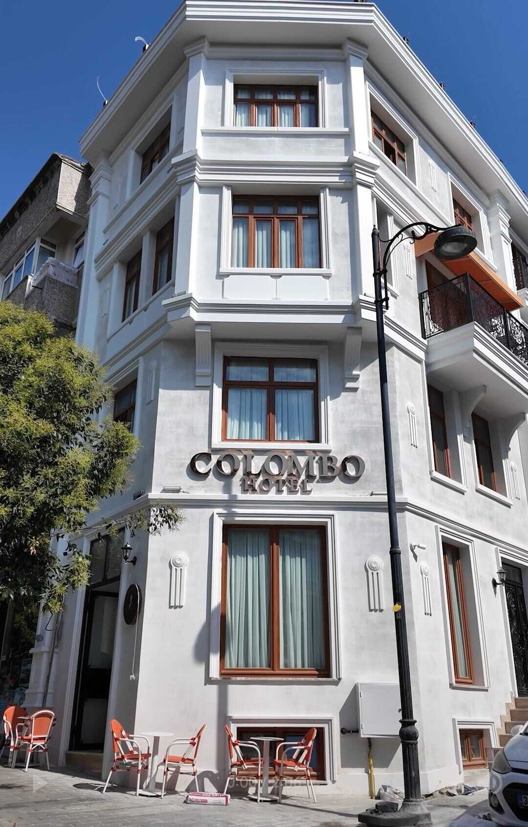 Un edificio de hotel con un letrero que dice 'Colombo Hotel'.