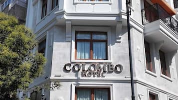 Un edificio de hotel con un letrero que dice 'Colombo Hotel'.