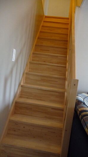 A wooden staircase leading to a higher floor. - A QUIET COUNTRY COTTAGE FOR VACATION, BUSINESS TRIPS, OR SPA TREATMENTS (Salignac-de-Mirambeau)
