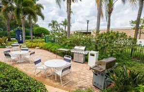 Outdoor dining - 1-Bedroom Suite | Sleeps 4 | Resort Views (Kissimmee)