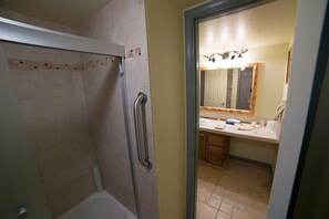 Un bagno con doccia, WC e lavandino.