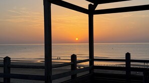 A wooden structure with a view of the ocean and a sunset. - Welcome to a haven of tranquility in Zuydcoote (Zuydcoote)