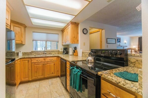 Private kitchen - 2BR Spacious Condo w/ Full Kitchen (Island Park)