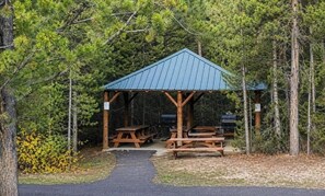 Outdoor dining - 2BR Spacious Condo w/ Full Kitchen (Island Park)