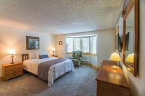 Room - 2BR Spacious Condo w/ Full Kitchen (Island Park)