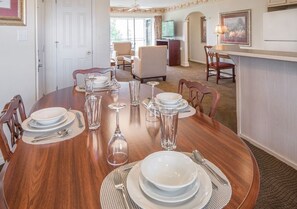 Dining - Spacious 2BR Suite Near Lake & Attractions (Branson)
