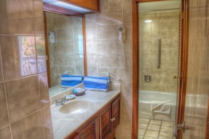 Bathroom - Bluebeard's St Thomas Resort~ (Charlotte Amalie)