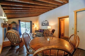 Dining - 2BR Spacious Condo w/ Full Kitchen (Island Park)