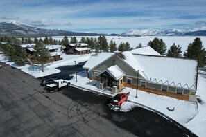 Exterior - 2BR Spacious Condo w/ Full Kitchen (Island Park)