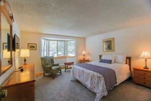 Room - 2BR Spacious Condo w/ Full Kitchen (Island Park)