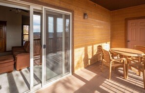 Outdoor dining - Absolutely Lovely! 1 BR Condo Sleeps Up to 4! (Branson)