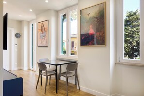 Deluxe-Apartment, Balkon, Blick auf den Innenhof | Speisen