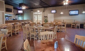 Dining - Cute Studio for Fun on the Lake! Sleeps 4 (Villa Rica)