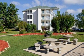 Outdoor dining - Spacious Branson Getaway Near Top Attractions (Branson)