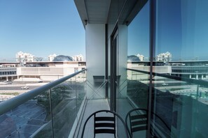 A balcony with a clear view of a cityscape, including modern buildings and a road. - Luxury hotel apartment with beach access and infinite pool (Dubai)