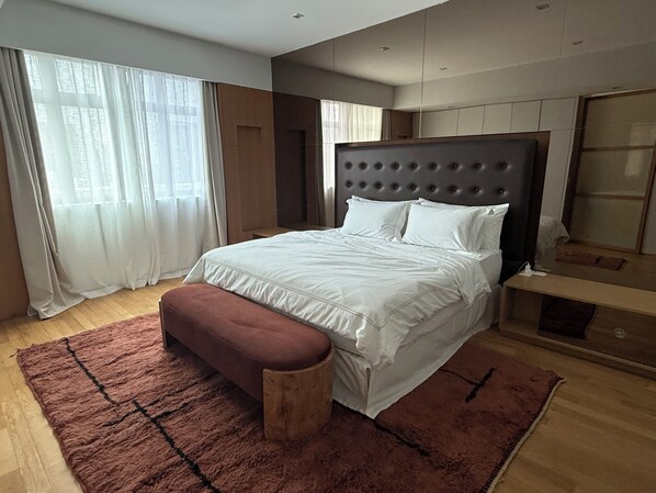 Unclassified image, 1 of 6, button - Spacious Riverside 3 Bed Penthouse - Steps to MRT and Dining Scene (Singapore)