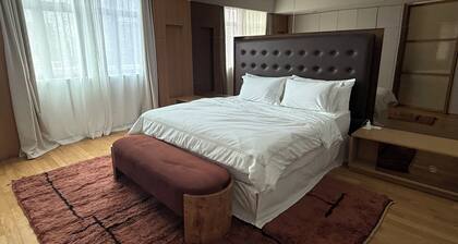 Spacious Riverside 3 Bed Penthouse - Steps to MRT and Dining Scene