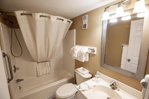 A bathroom with a bathtub, toilet, sink, and a mirror. - BRD/ Club Capital Atalaya Tower 3br Ocean front (Murrells Inlet)