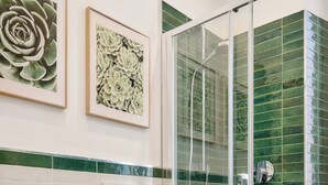 A bathroom with a bidet, toilet, and a glass-enclosed shower. - Casa e Appartamento Vacanze Gallese 8 (Roma)