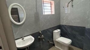 Ein Badezimmer mit Waschbecken, Toilette und Dusche.