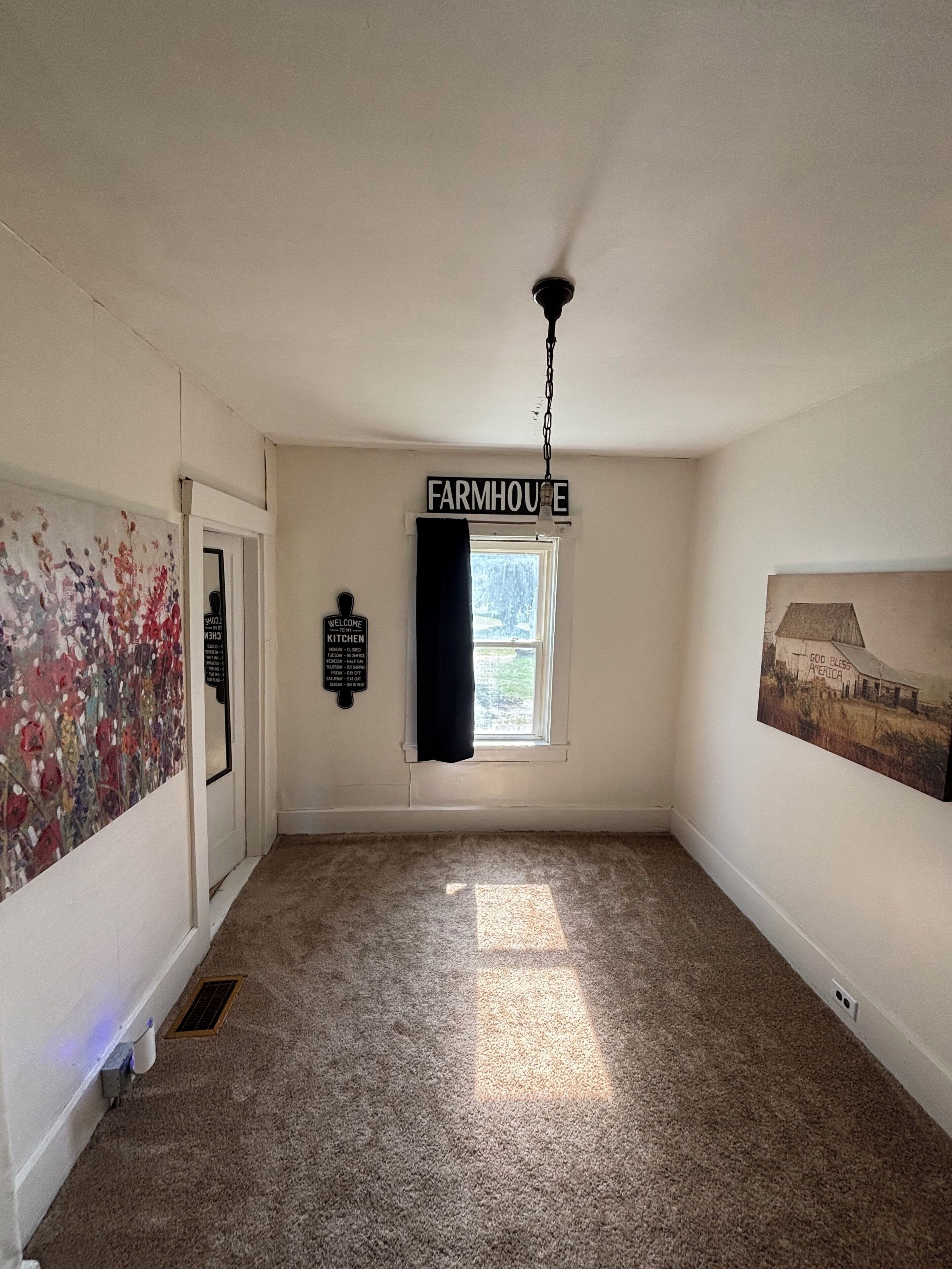 A room with a 'FARMHOUSE' sign, a 'WELCOME' sign, and a 'KITCHEN' sign on the wall.