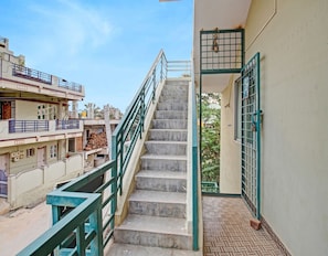Una escalera con barandillas metálicas que conduce a la entrada de un edificio.