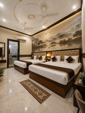 Habitación de hotel con una cama grande, baño con espejo y un mural decorativo en la pared.