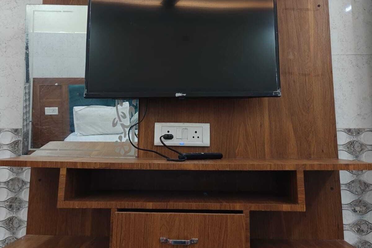 Deluxe Double Room | Television
