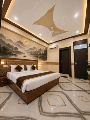 Habitación de hotel con una cama grande, un ventilador de techo, un aire acondicionado de pared y un mural de un paisaje montañoso.