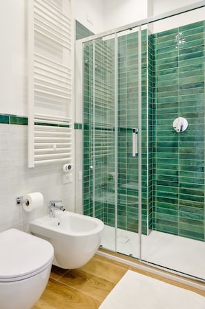 A bathroom with a glass-enclosed shower, a white sink, and a toilet. - Casa e Appartamento Vacanze Gallese 10 (Roma)