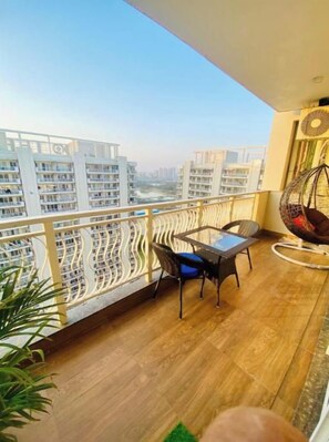 Property grounds - Cozy 3-bedroom apartment in peaceful Gurugram with AC and gym (Gurugram)