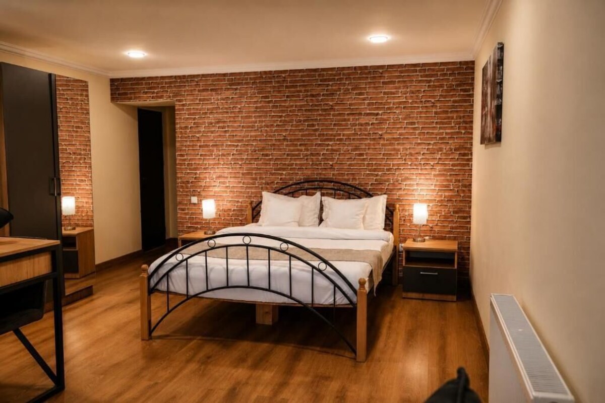 In-room safe, WiFi (free)
