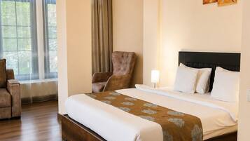 Une chambre d’hôtel avec un grand lit, une chaise, un tapis et une fenêtre avec des rideaux.