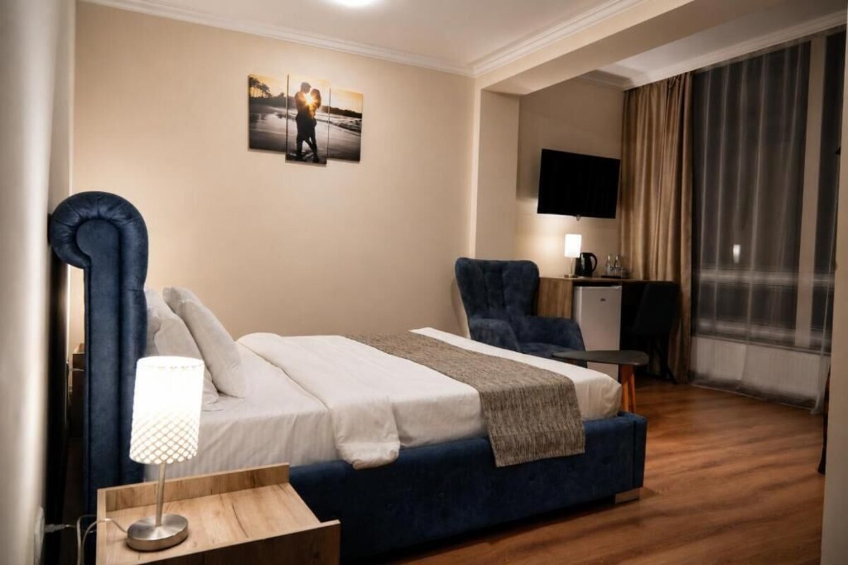 In-room safe, WiFi (free)