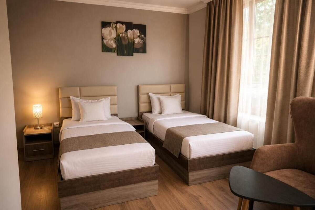In-room safe, WiFi (free)