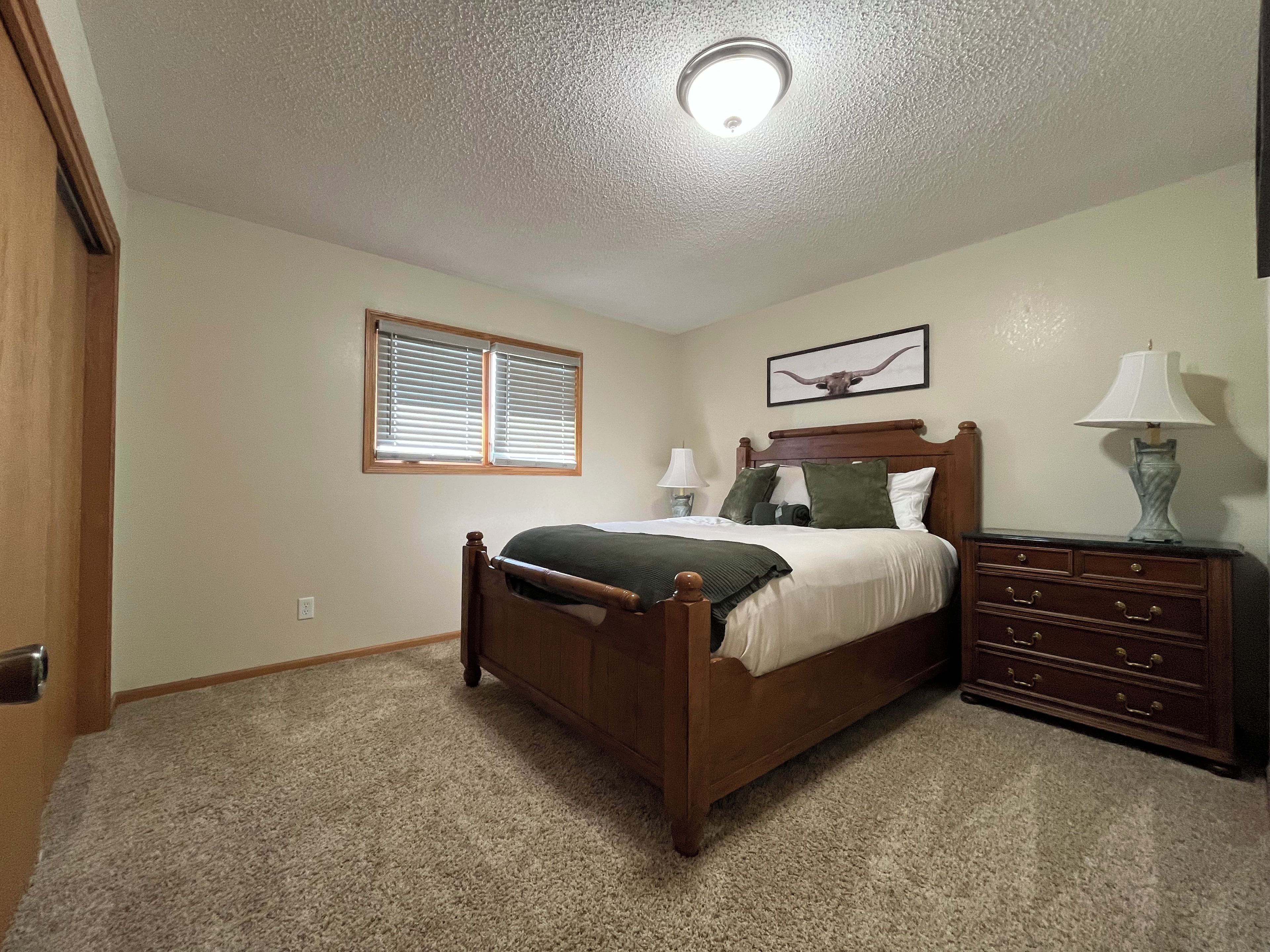 3 bedrooms, iron/ironing board, WiFi (free), bed sheets