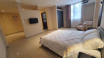 Deluxe Apartment, City View | Laptop workspace, WiFi (free)