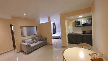 Deluxe Apartment, City View | Living area