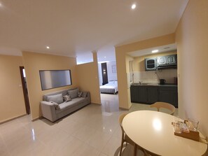 Deluxe Apartment, City View | Living area - Opportunité immobilière  (Hydra)