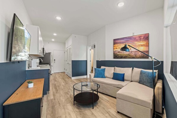 Living area - Upscale 3BR | Sleeps 10 | Northern Liberties (Philadelphia)