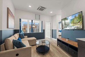 Living area - Upscale 3BR | Sleeps 10 | Northern Liberties (Philadelphia)