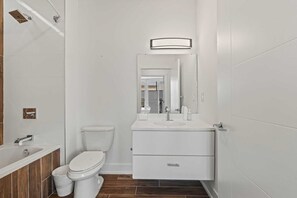 Bathroom - Upscale 3BR | Sleeps 10 | Northern Liberties (Philadelphia)