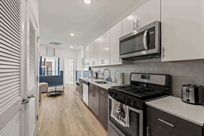 Private kitchen - Upscale 3BR | Sleeps 10 | Northern Liberties (Philadelphia)